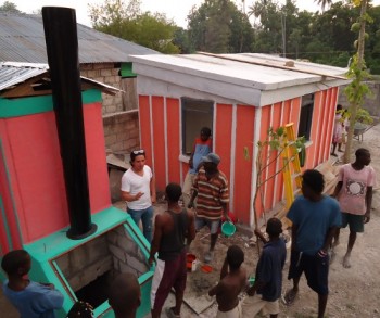 Byron Bukardo, director of the EcoSur project in Haiti, controls the quality of the masonry