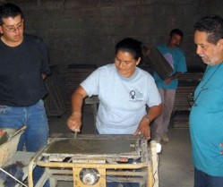 Producción local de materiales de construcción: tejas de MicroConcreto